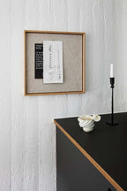 opslagstavle i beige på væg