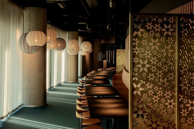 Restaurant med stole og lampe, hotel område