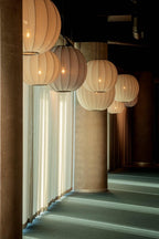 Store loftlampe som hænger sammen, hvid og beige