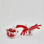 Glasskåle fyldt med rødt slik