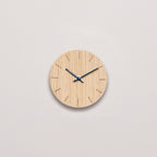 Vægur i lys eg med sort viser  - small