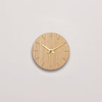 Vægur i lys eg med guld viser - small