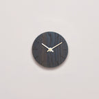 mørk træ / blå bejset ur med kobber viser