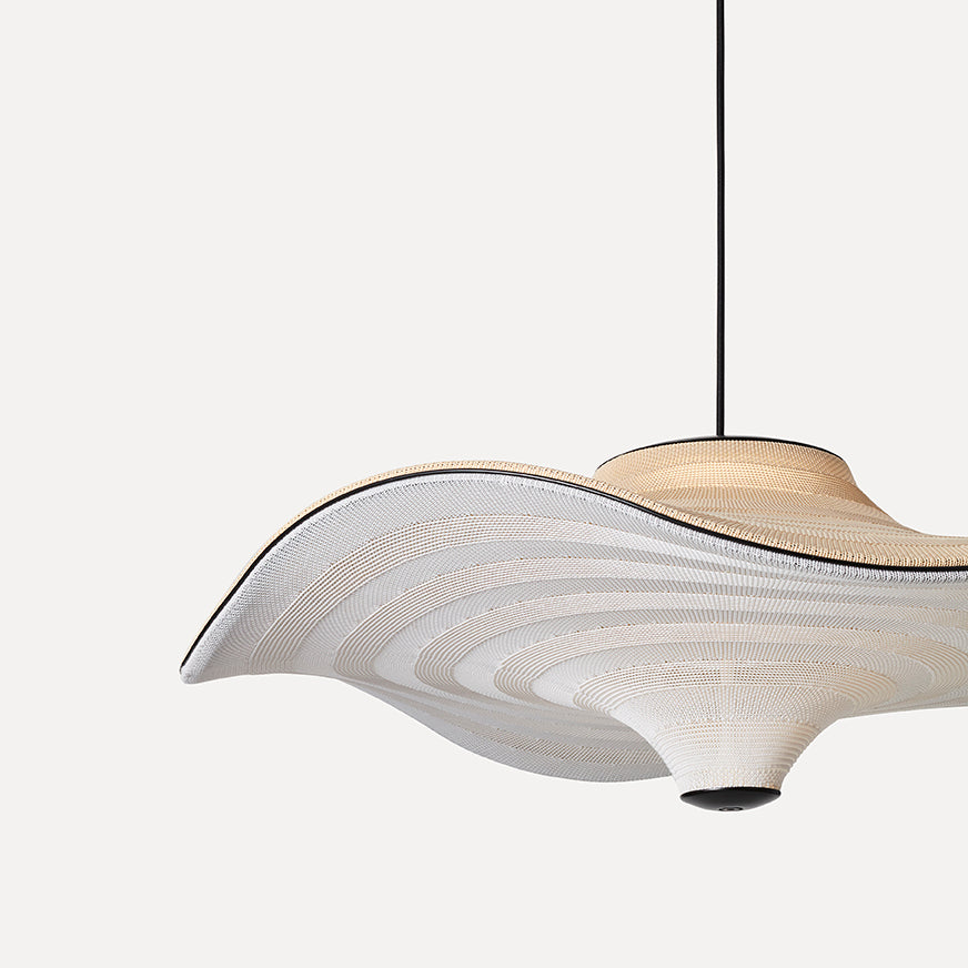 Loftlampe i hvid set nedefra med beige top