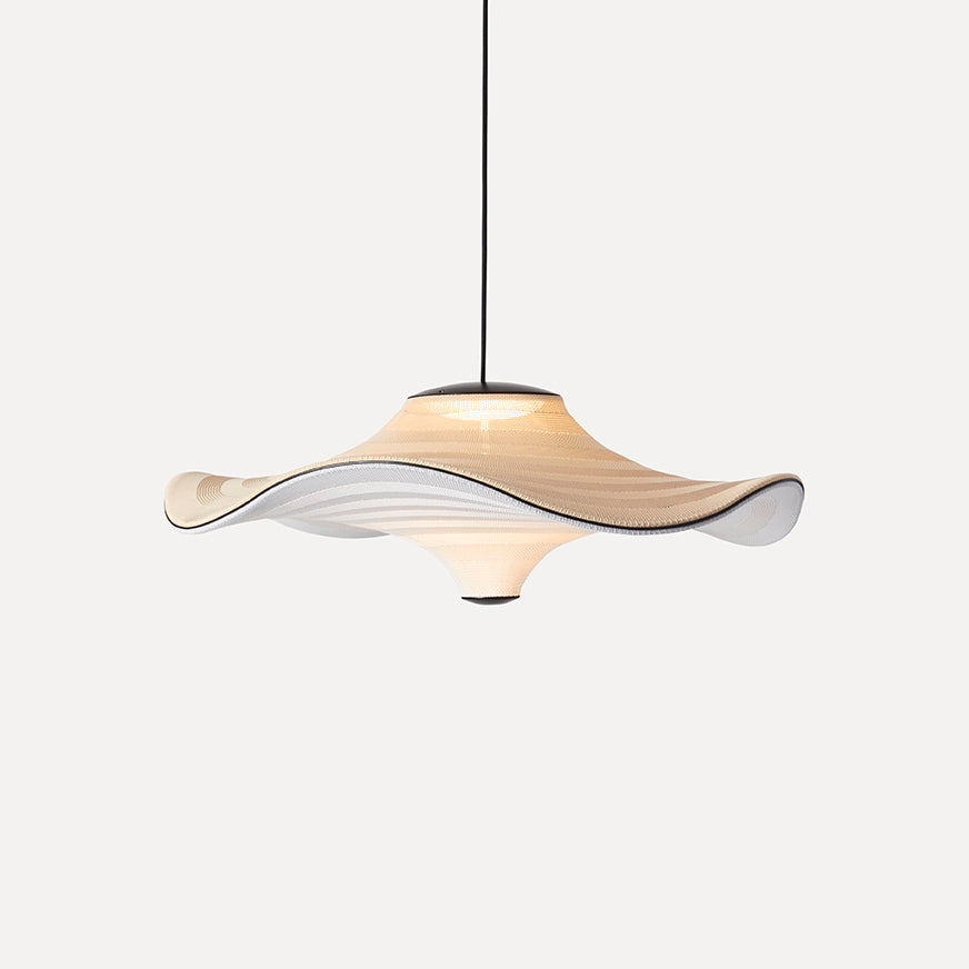 Loftlampe med lys i, i lyse farver 