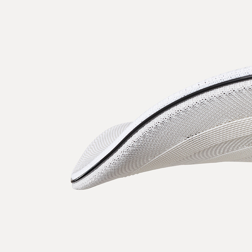 Close up af hvid lampe med sorte syninger 