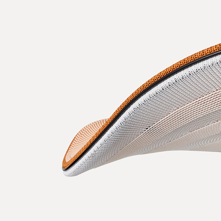 Lampe i hvid og orange close up 