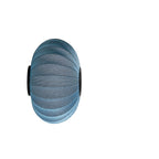 Lampe i blå med sorte detaljer 