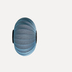 Lampe i strik med blå farve