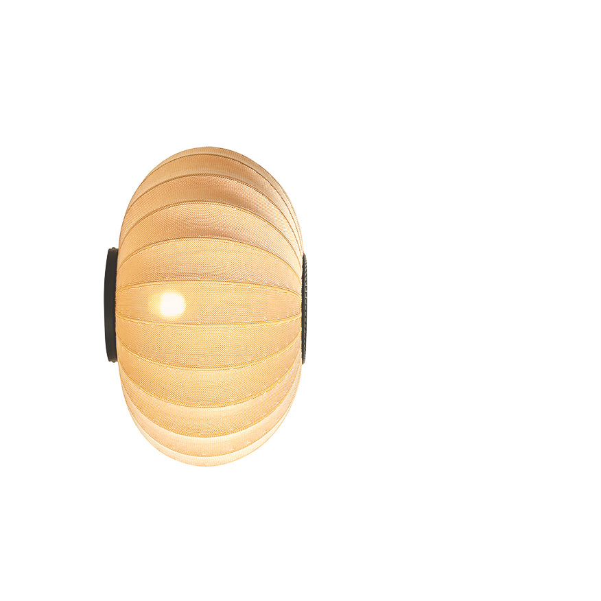 Loftlampe set fra siden, i gul med lys i