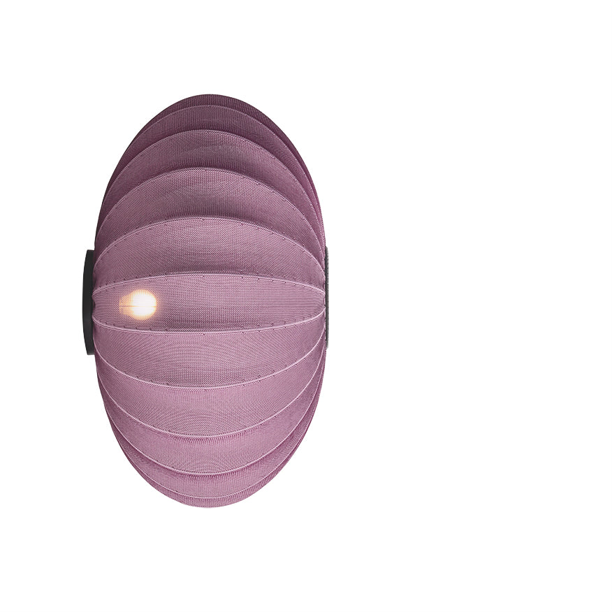 Lampe i lilla med sorte detaljer med lys i 