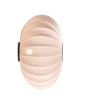 lampe i sandfarvet med lys i