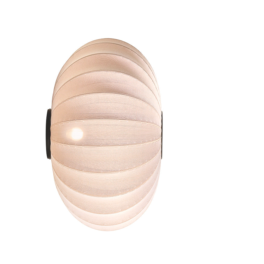 lampe i sandfarvet med lys i