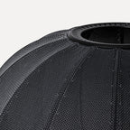 Nærbillede af sort lampe 