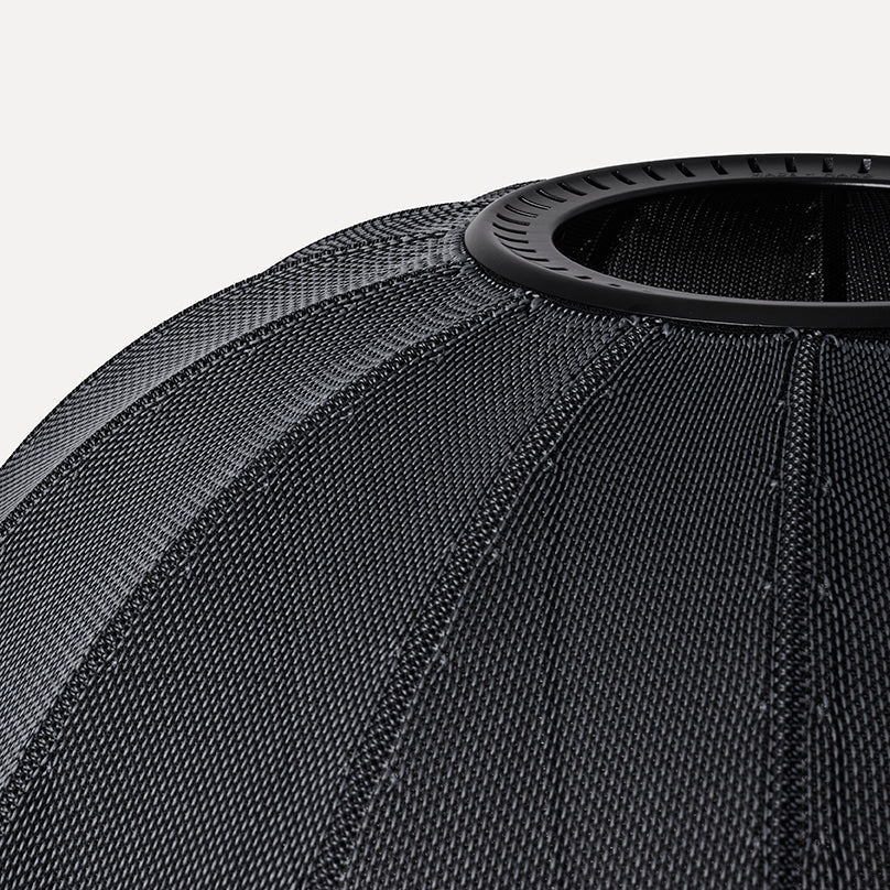 Nærbillede af sort lampe 