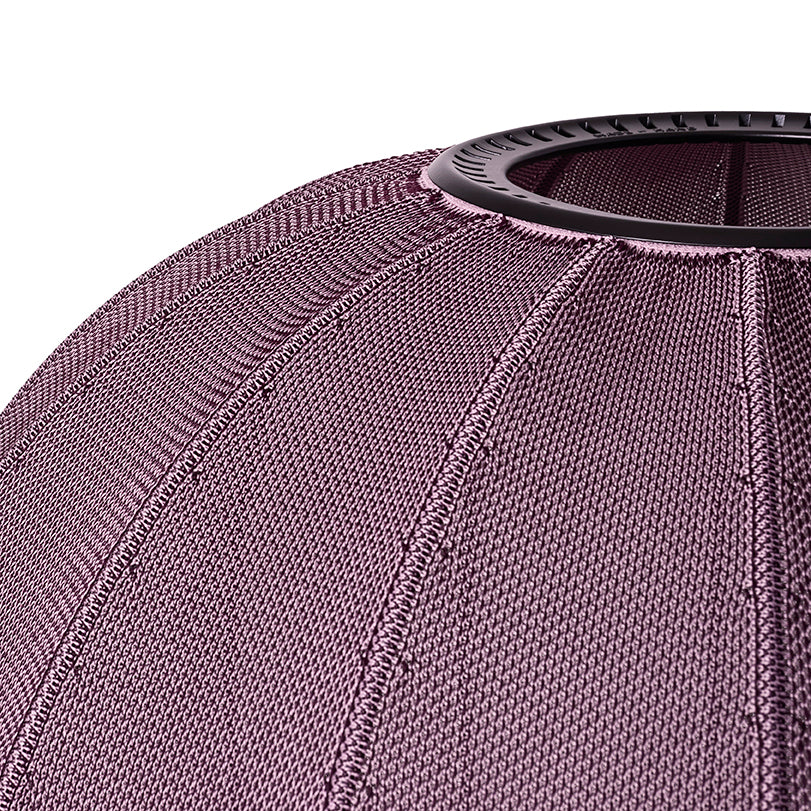 Loftlampe i lilla og sort close up