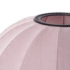 Close up af lampe med lyserød og sorte detaljer 