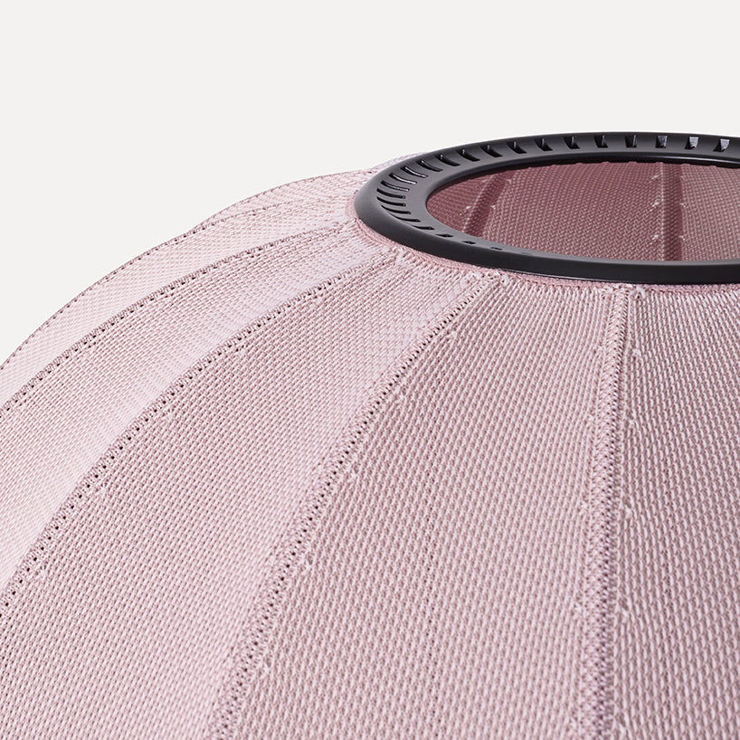Nærbillede af rund lampe i rosa 