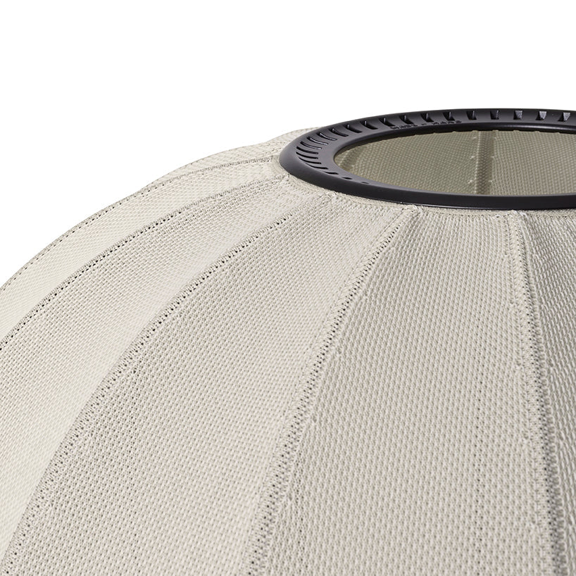 Nærbillede af lampe i sølv og sort 