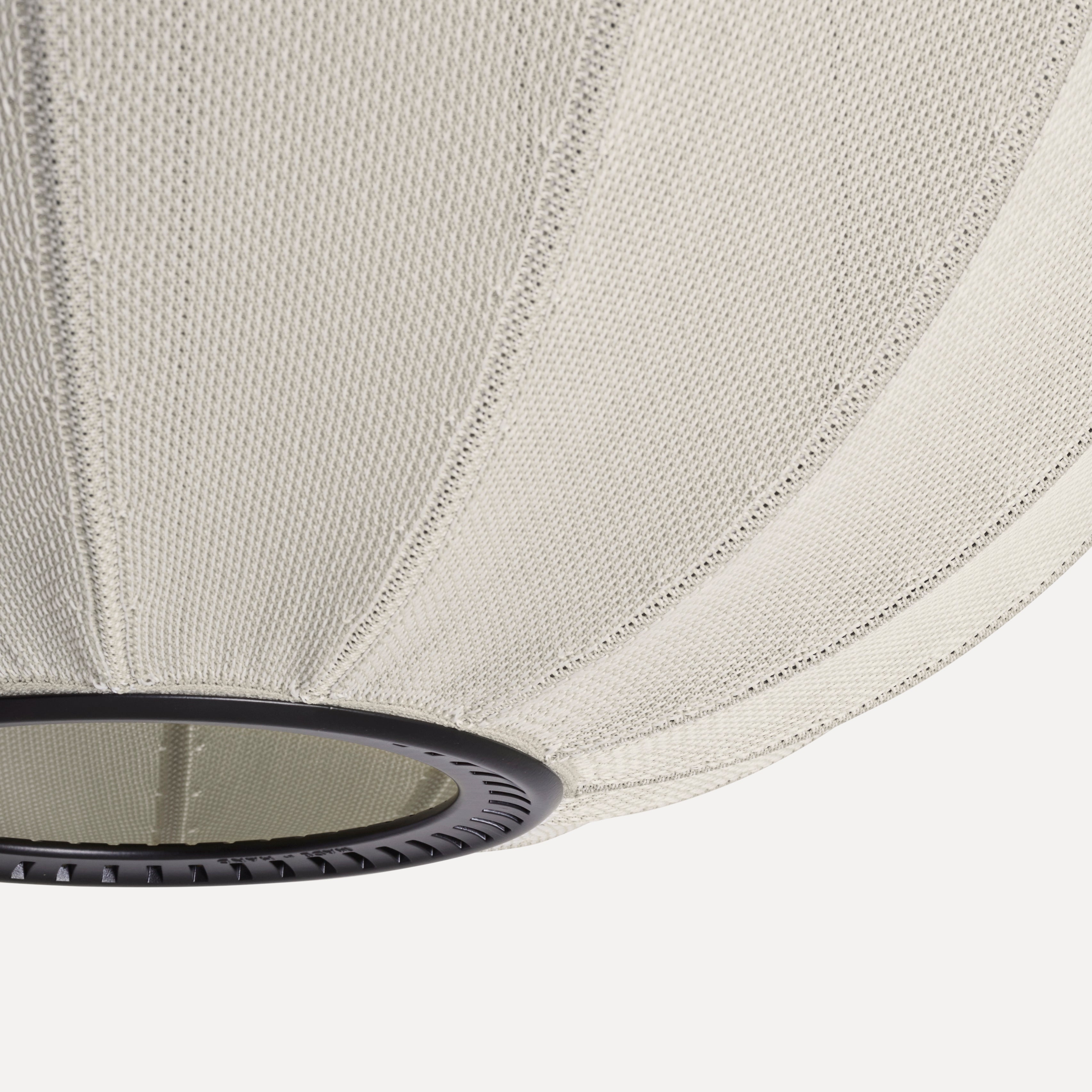 Nærbillede i hvid med sorte detaljer 