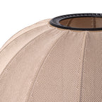 Loftlampe i sandfarvet med sorte detaljer close up
