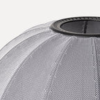 Nærbillede af lampe i sølv med sort