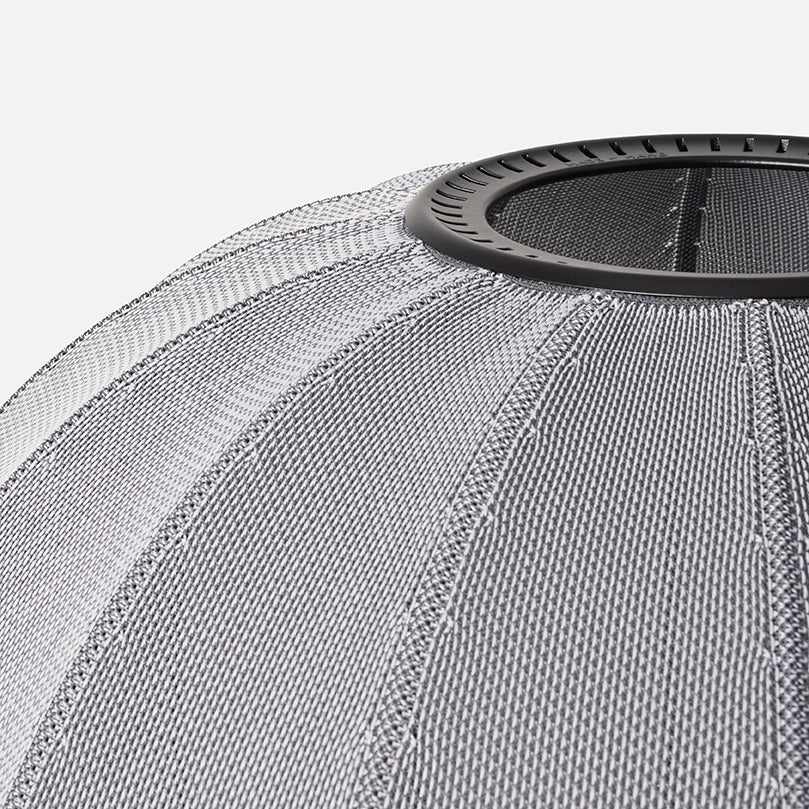 Nærbillede af lampe i sølv med sort