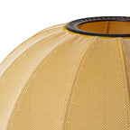 Nærbillede af orange lampe med sorte detaljer 