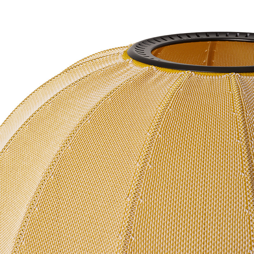 Nærbillede af orange lampe med sorte detaljer 