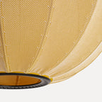 Nærbillede i gul  af lampe