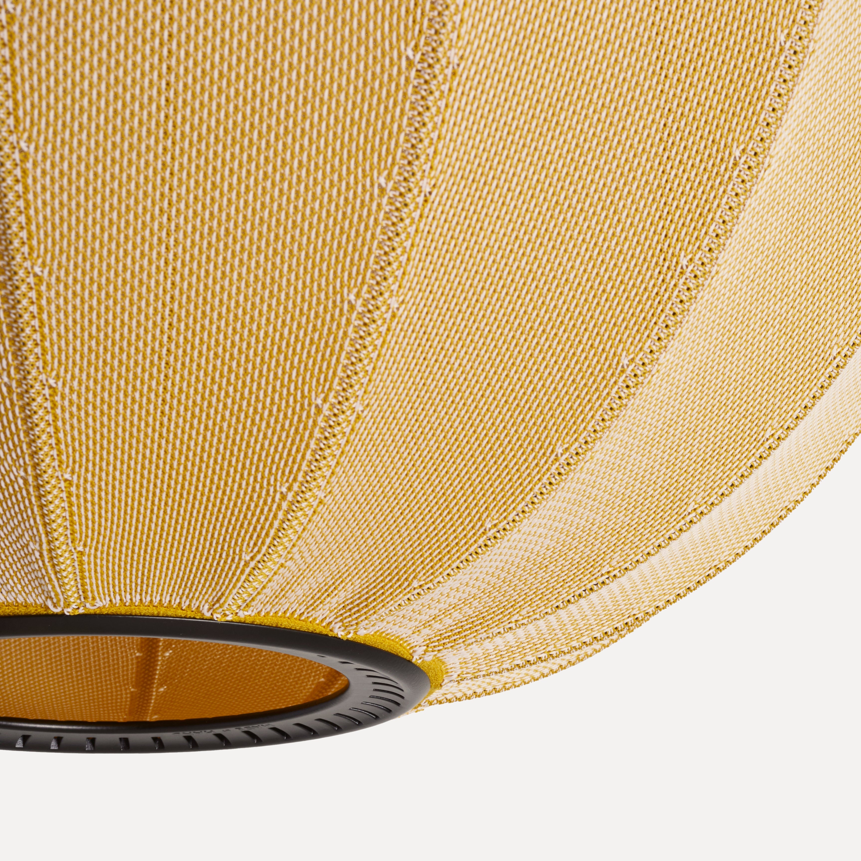 Nærbillede i gul  af lampe