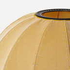 Nærbillede af gul lampe med sorte detaljer 