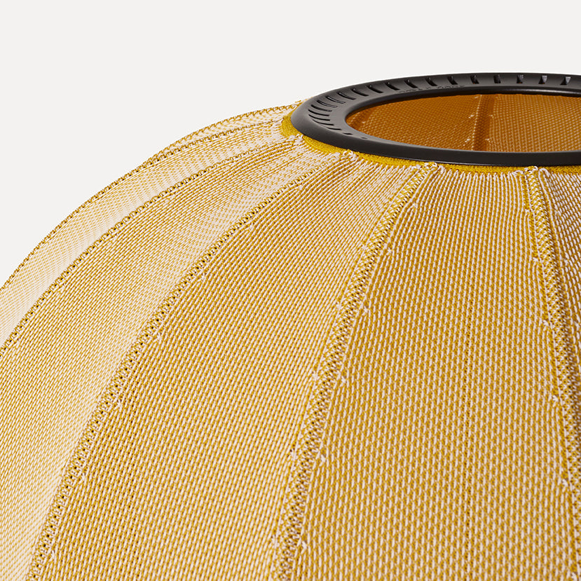 Nærbillede af gul lampe med sorte detaljer 