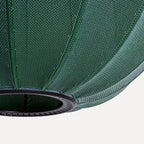 Nærbillede af mørkegrøn lampe