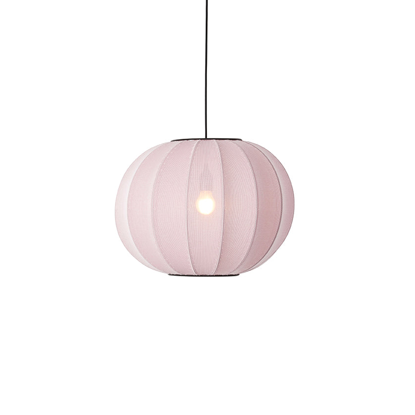 Loftlampe i lyserød med sort ledning