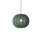 Grøn rund loftlampe med lys i