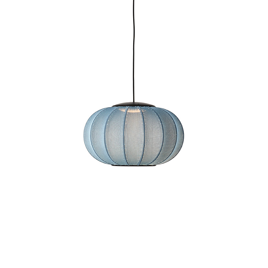 Loftlampe i strik i en blå farve med lys i