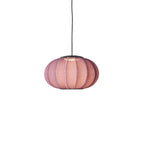 loftlampe i lilla med sort ledning