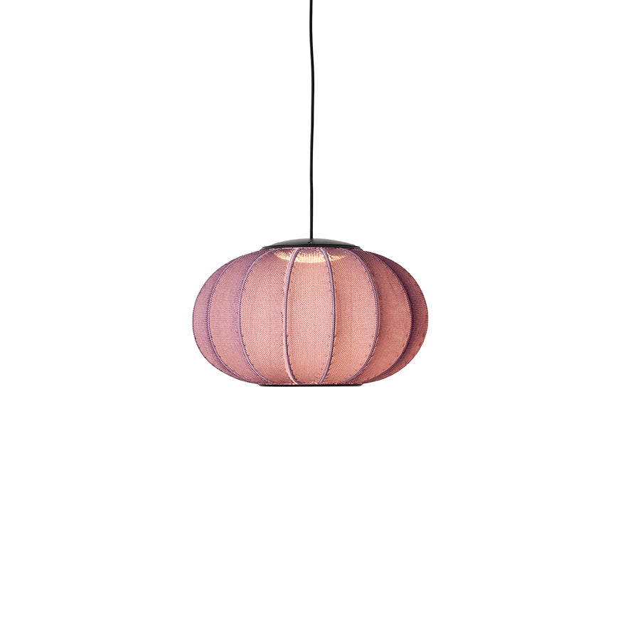 loftlampe i lilla med sort ledning