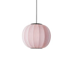 Loftlampe i lyserød med sort ledning