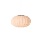 Loftlampe i fersken farvet med sort ledning