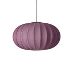 Loftlampe i blommefarvet med sort ledning