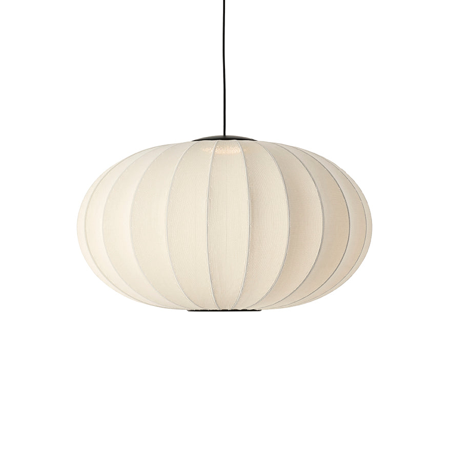 loftlampe i perlemorshvid med sort ledning