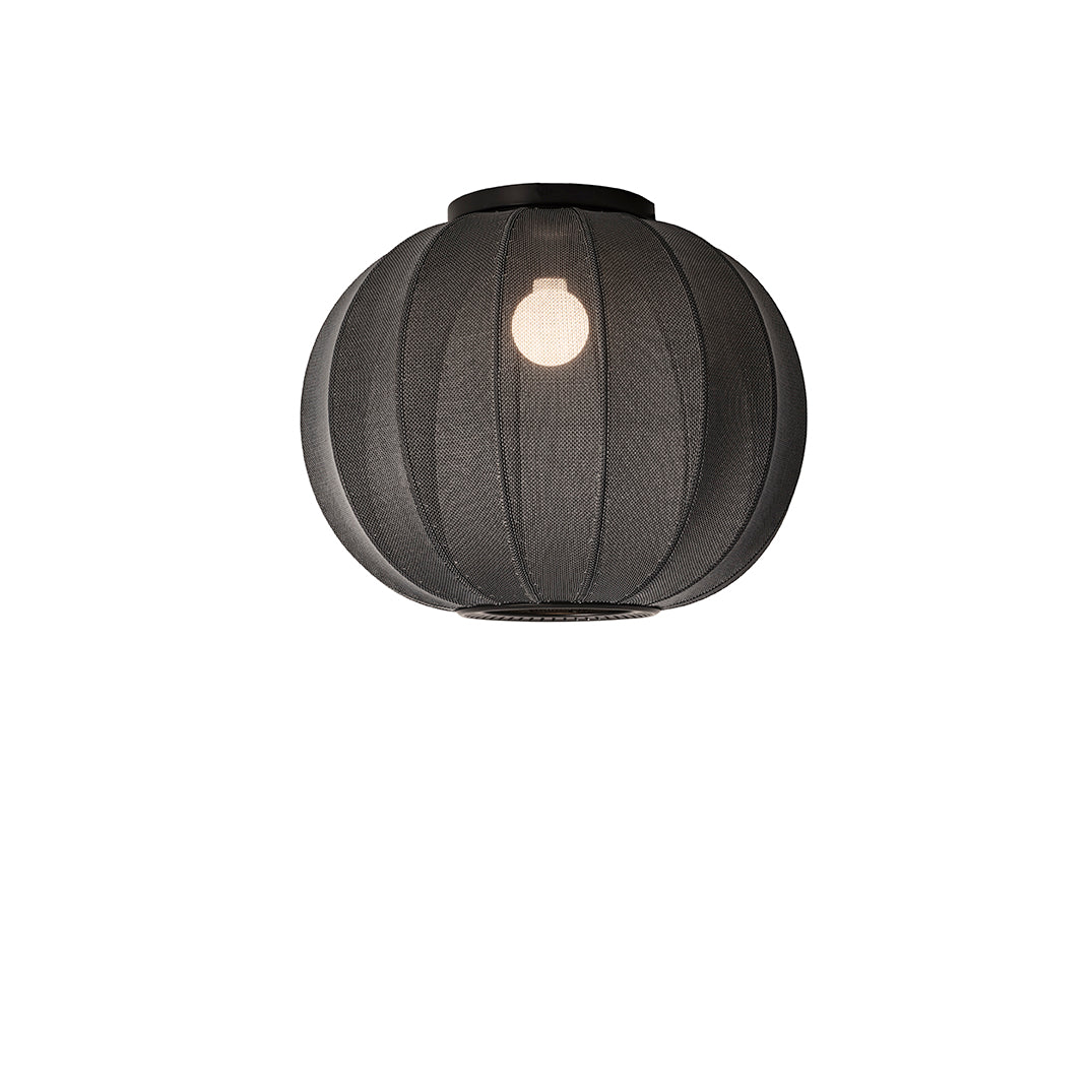 Loftlampe i sort med lys i