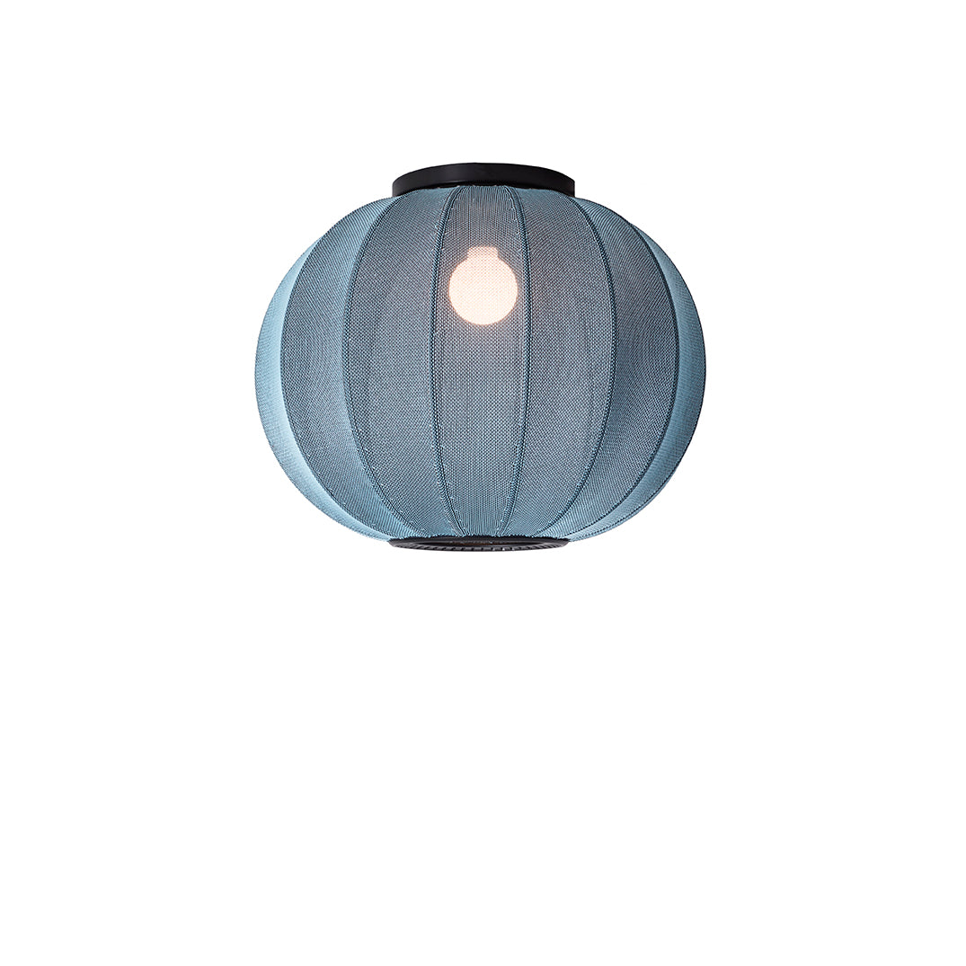 Loftlampe i blå med lys i