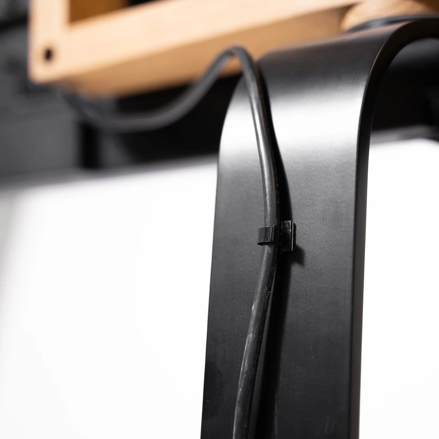 Bagsiden af TV Stander til ledninger