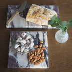 Marmor serveringsbakke med brød og mandler på