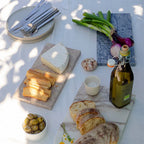 Marmor serveringsbakke med brød og ost på