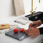 Marmor serveringsbakke med tomater på