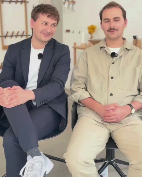 En video af to mænd der sidder snakker. I baggrunden kan man se en butik med pæn indretning. Til sidst kommer Underflods logo og motto "design uden overflødighed".